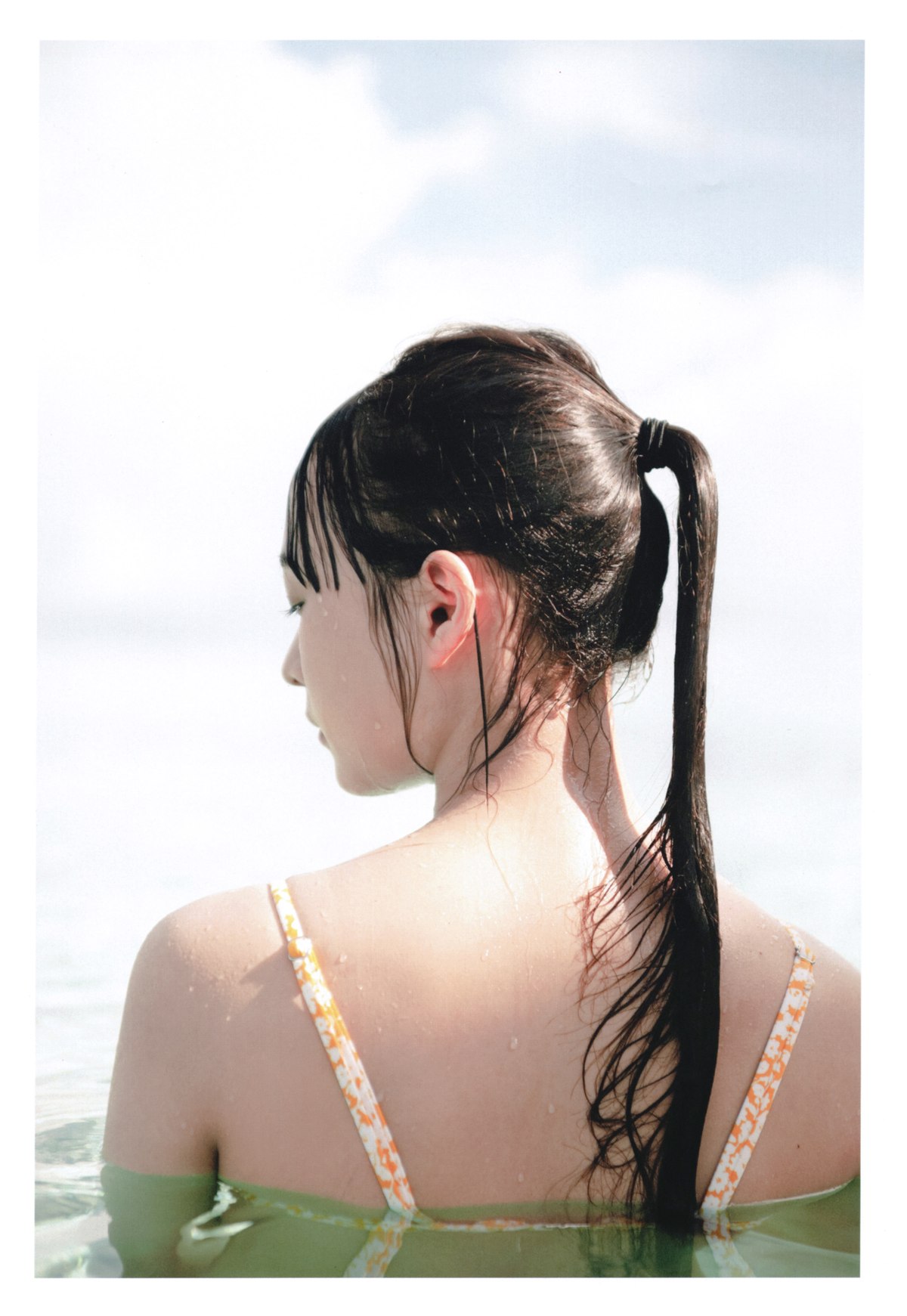 Photobook 2020 11 10 Ayane Suzuki 鈴木絢音 1st Photobook The Angle Of The Light 0025 9373711415.jpg