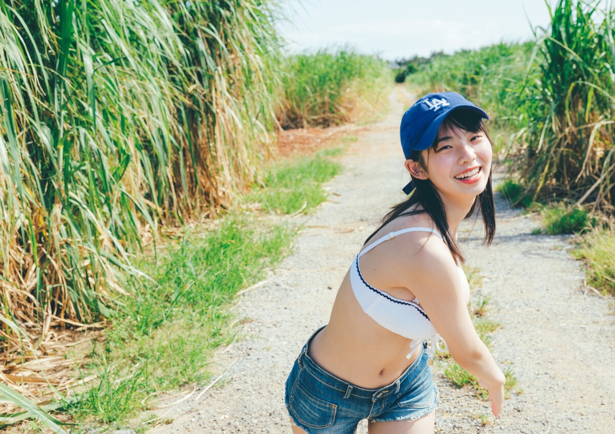 Photobook Hina Kikuchi 菊地姫奈 Photobook Moment B 0018 8852482965.jpg