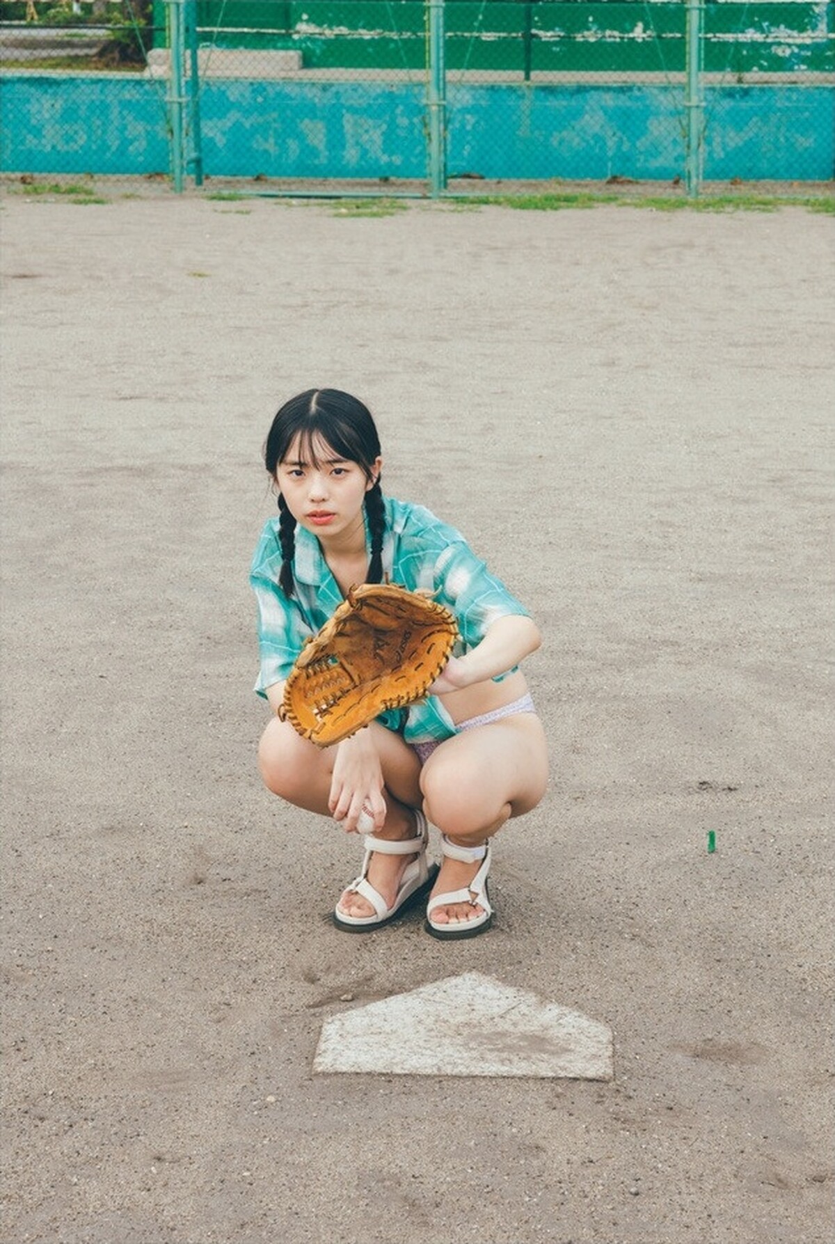 Photobook Hina Kikuchi 菊地姫奈 Photobook Moment B 0027 9712353225.jpg