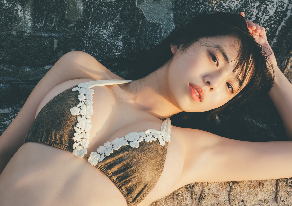 Photobook Hina Kikuchi 菊地姫奈 Photobook Moment B 0032 3242747416.jpg