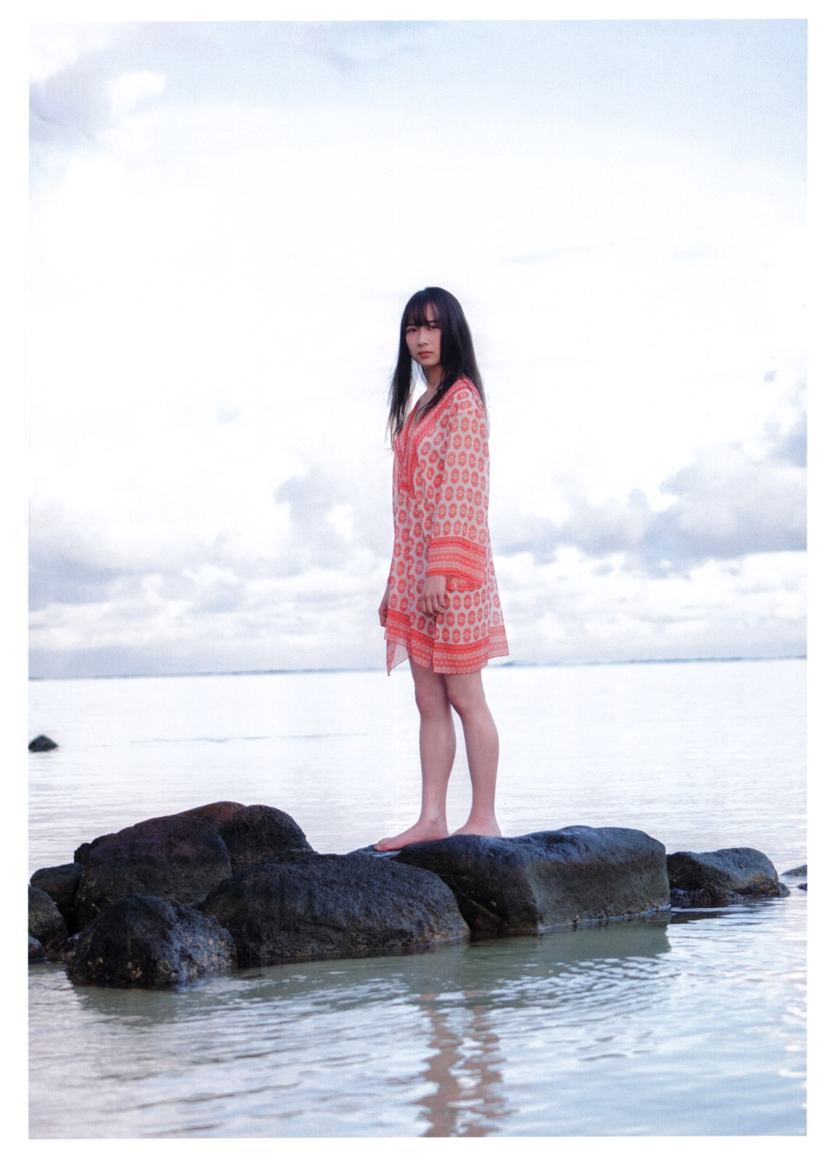 Photobook 2020 11 10 Ayane Suzuki 鈴木絢音 1st Photobook The Angle Of The Light 0109 6601090899.jpg