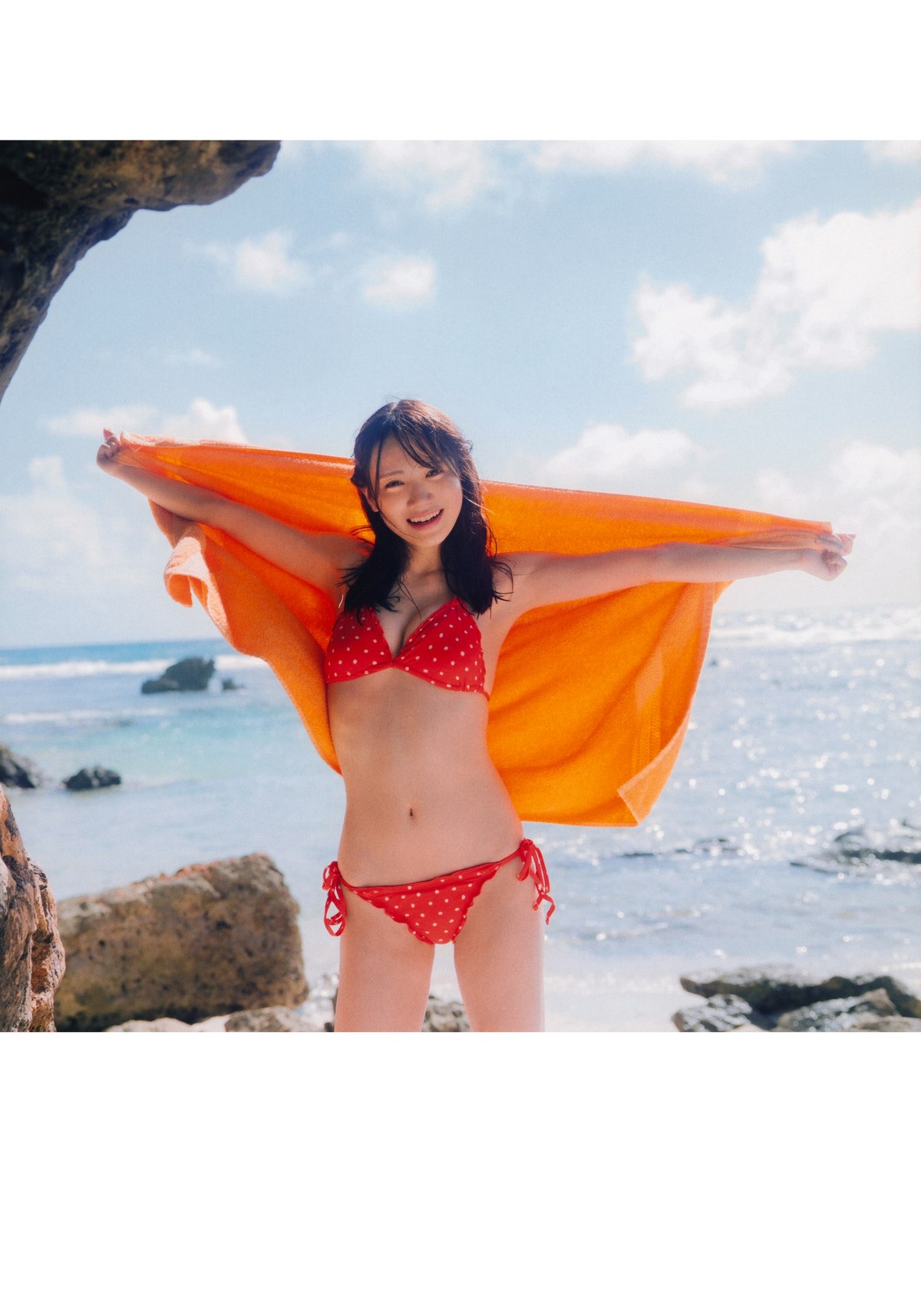 Photobook 2023 08 01 Mayu Tamura 田村真佑 1st Photobook The Moment I Fell In Love A 0052 9784549781.jpg