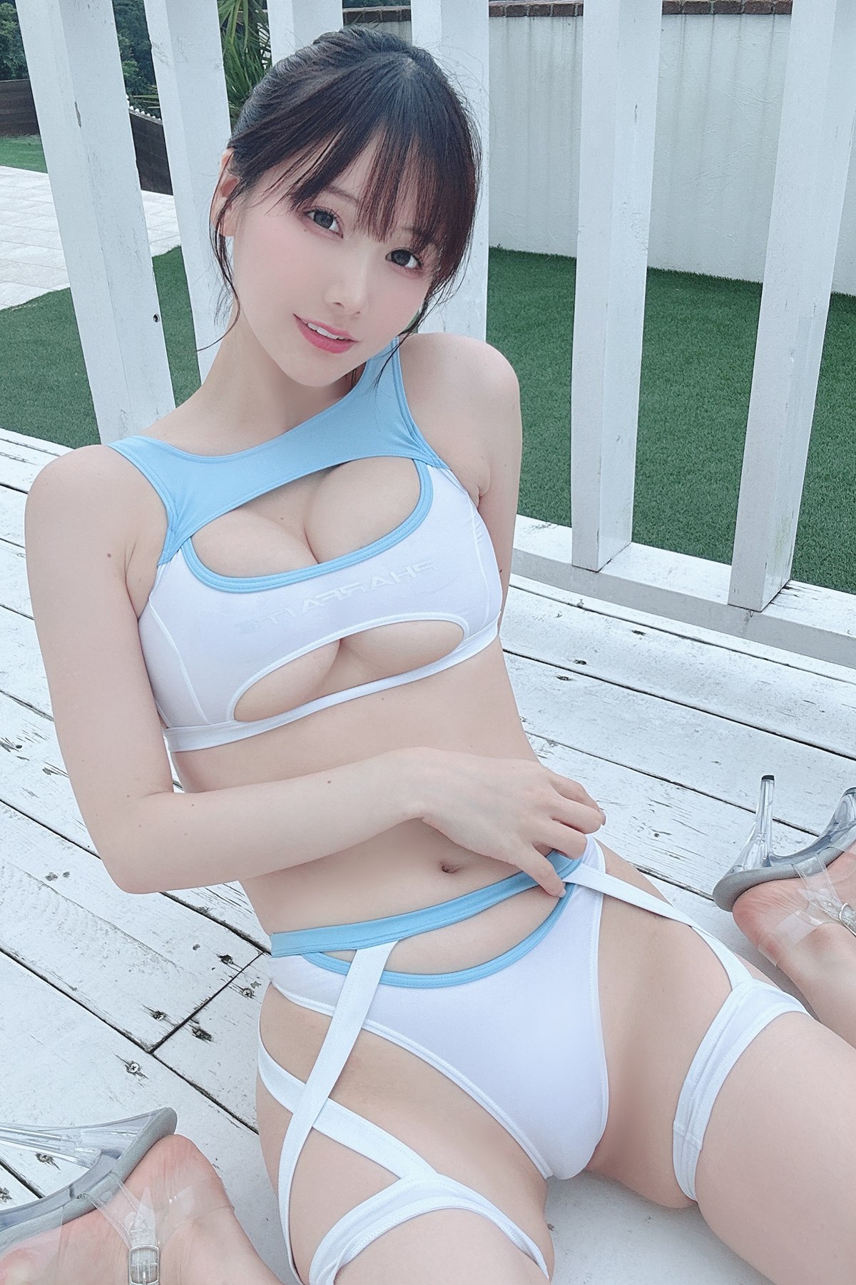 Fantia けんけん – Poolside Bikini