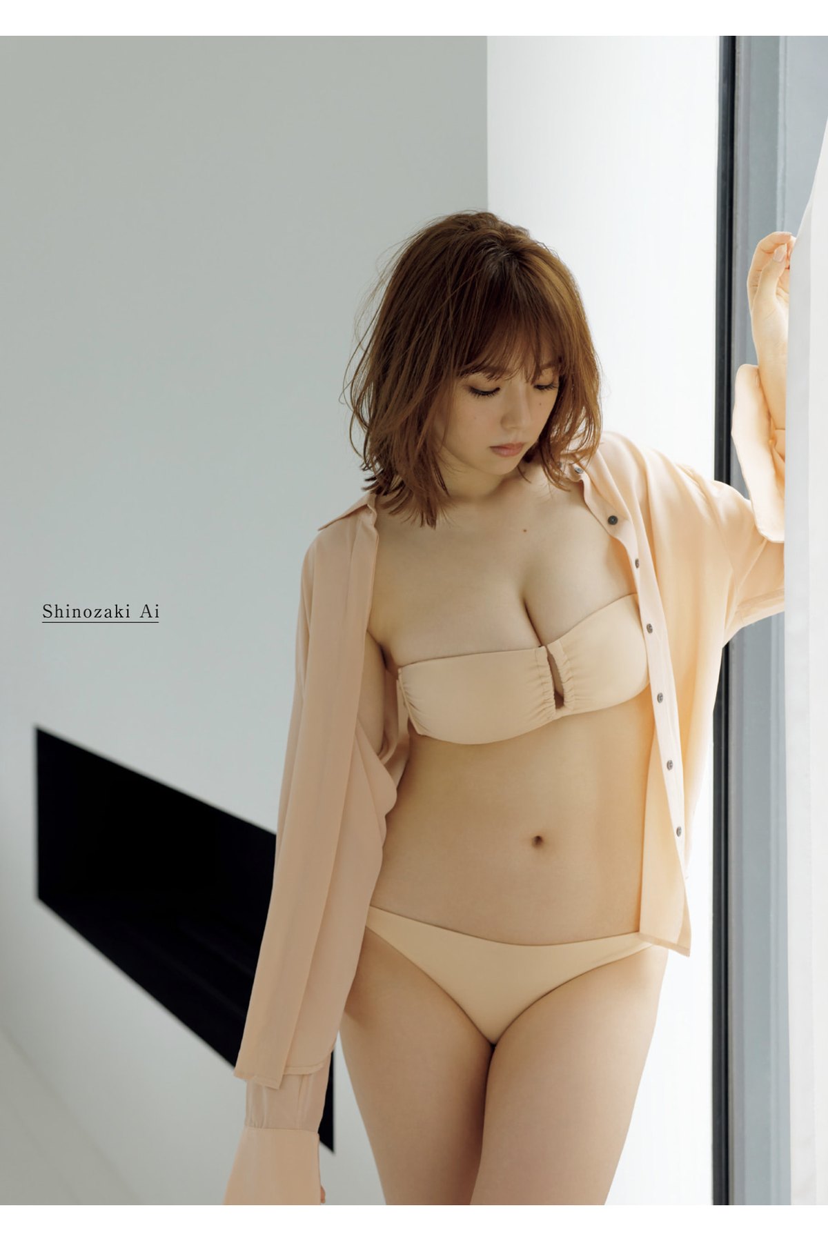 Photobook Ai Shinozaki 篠崎愛 Transcendence Glamorous 0003 4424612926.jpg