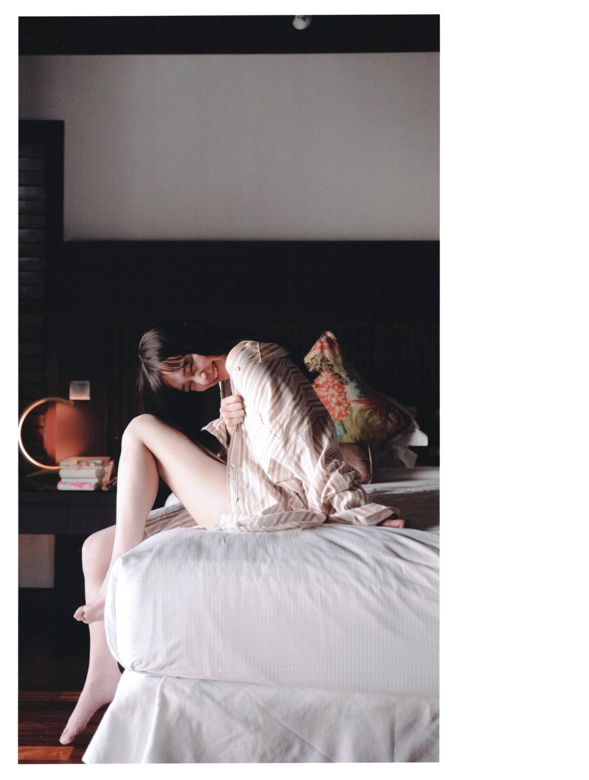 Photobook 2020 11 10 Ayane Suzuki 鈴木絢音 1st Photobook The Angle Of The Light 0062 9565925653.jpg