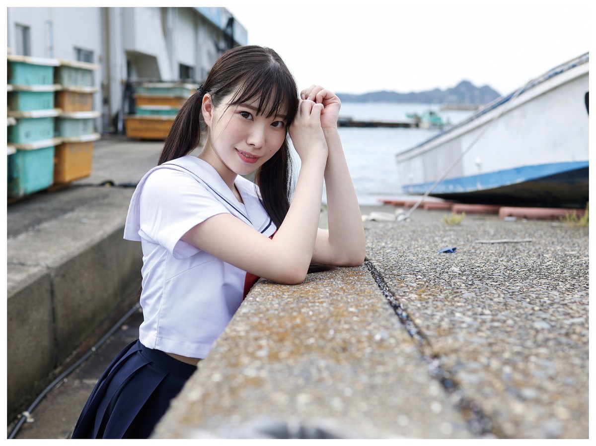 Photobook 2022 09 09 Kozue Minami 美波こづえ Sound Of Waves 0034 1879398799.jpg