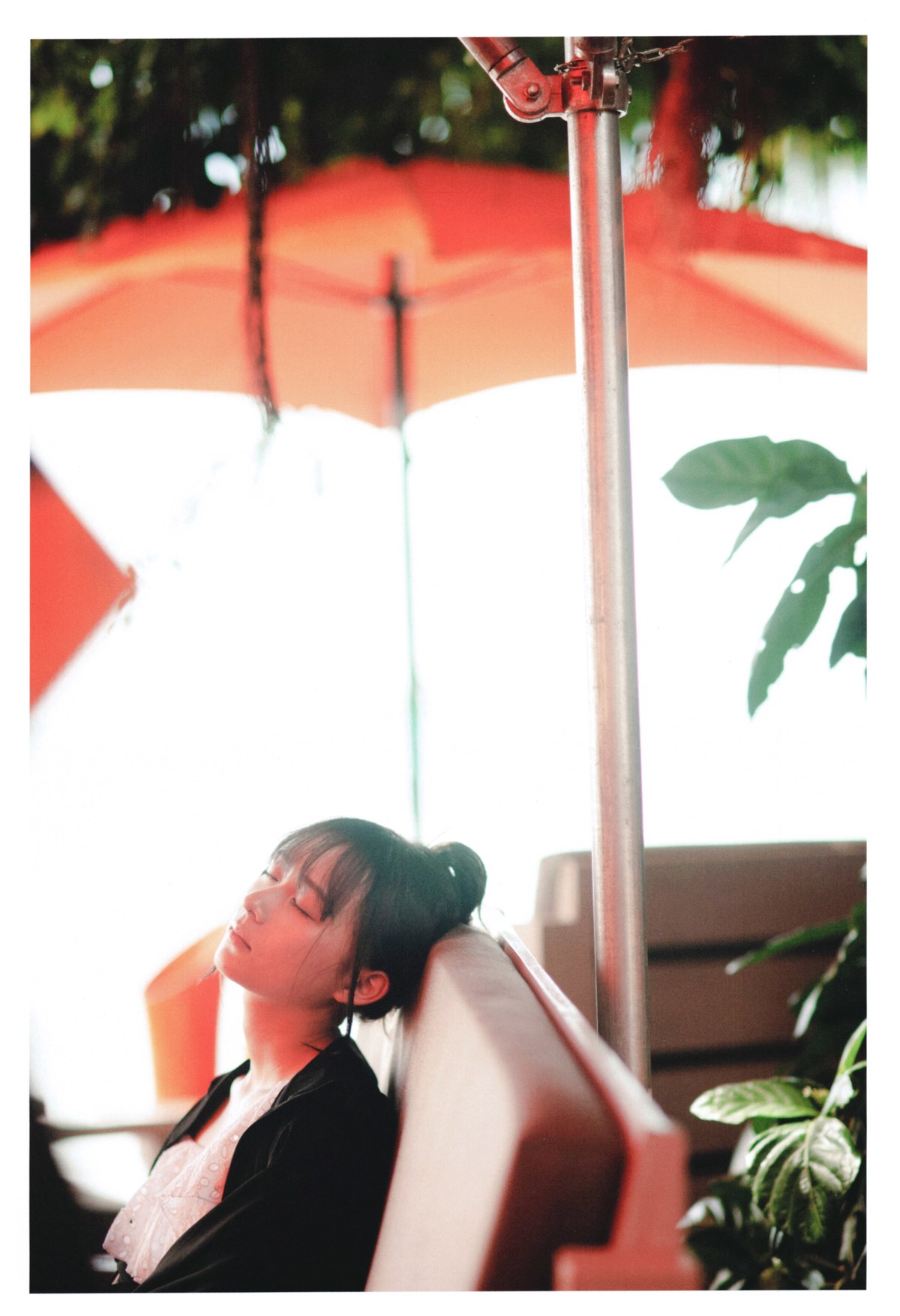 Photobook 2020 11 10 Ayane Suzuki 鈴木絢音 1st Photobook The Angle Of The Light 0042 9503968259.jpg