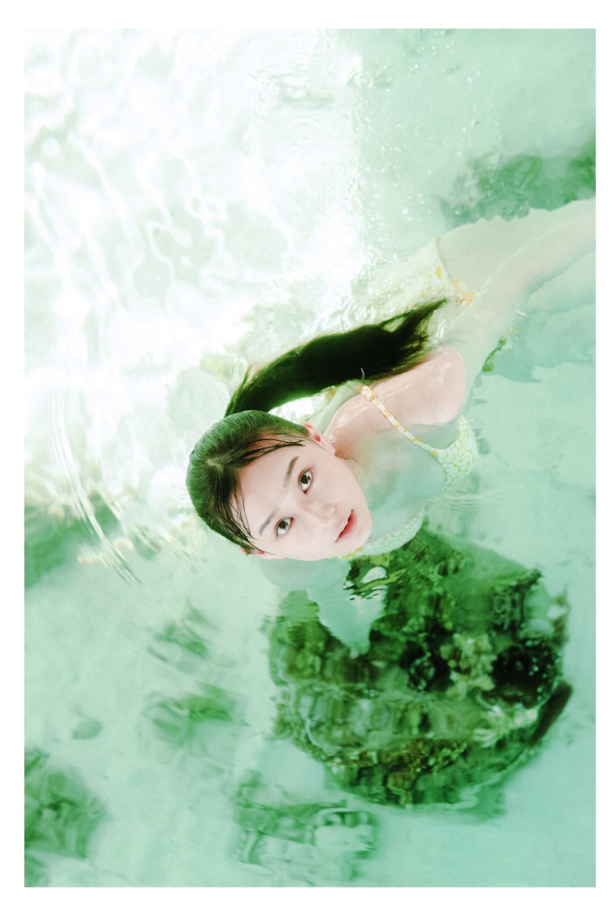 Photobook 2020 11 10 Ayane Suzuki 鈴木絢音 1st Photobook The Angle Of The Light 0031 7545830235.jpg