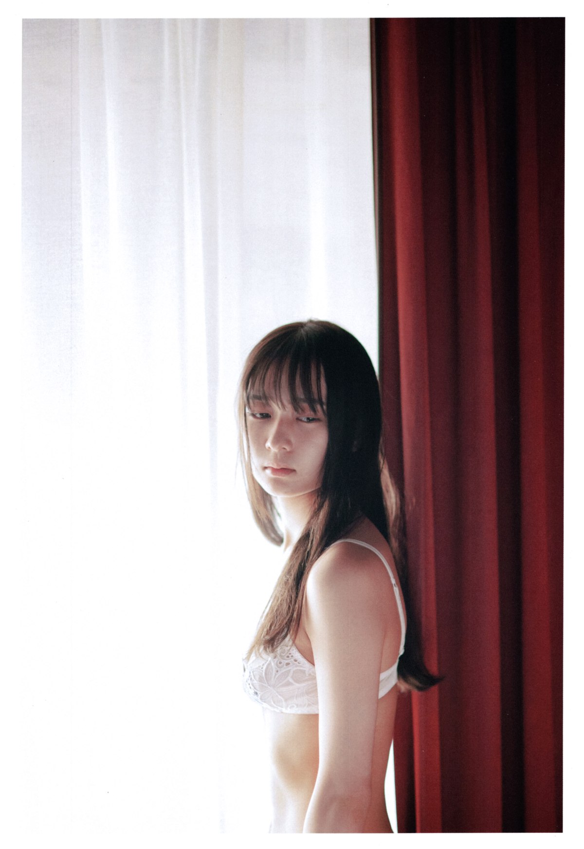 Photobook 2020 11 10 Ayane Suzuki 鈴木絢音 1st Photobook The Angle Of The Light 0063 0518537221.jpg