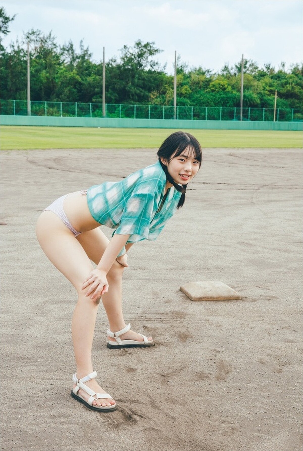 Photobook Hina Kikuchi 菊地姫奈 Photobook Moment B 0028 2725397690.jpg