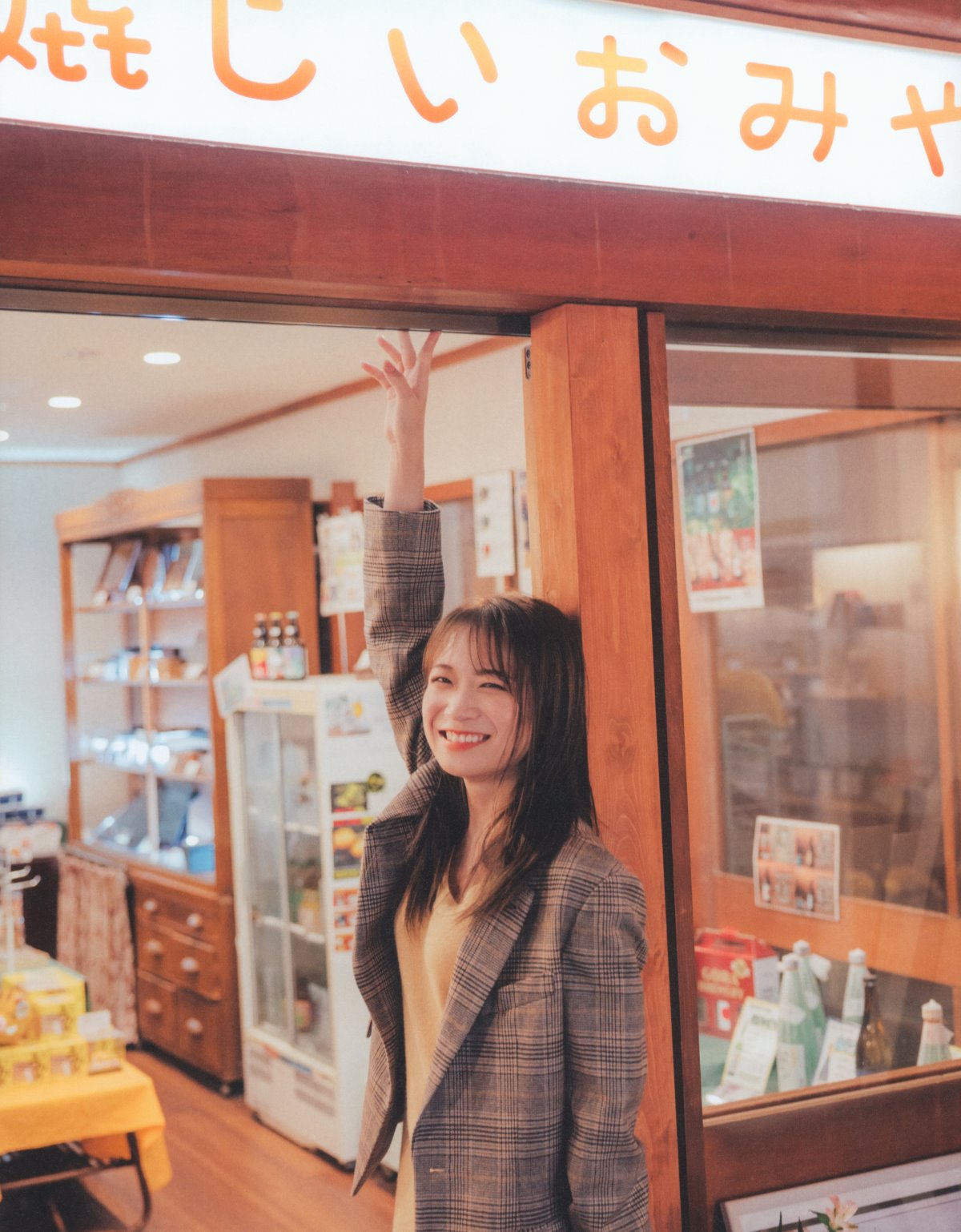 Photobook 2023 02 21 Manatsu Akimoto 秋元真夏 Graduation Commemorative Photo Book 0041 3638641086.jpg