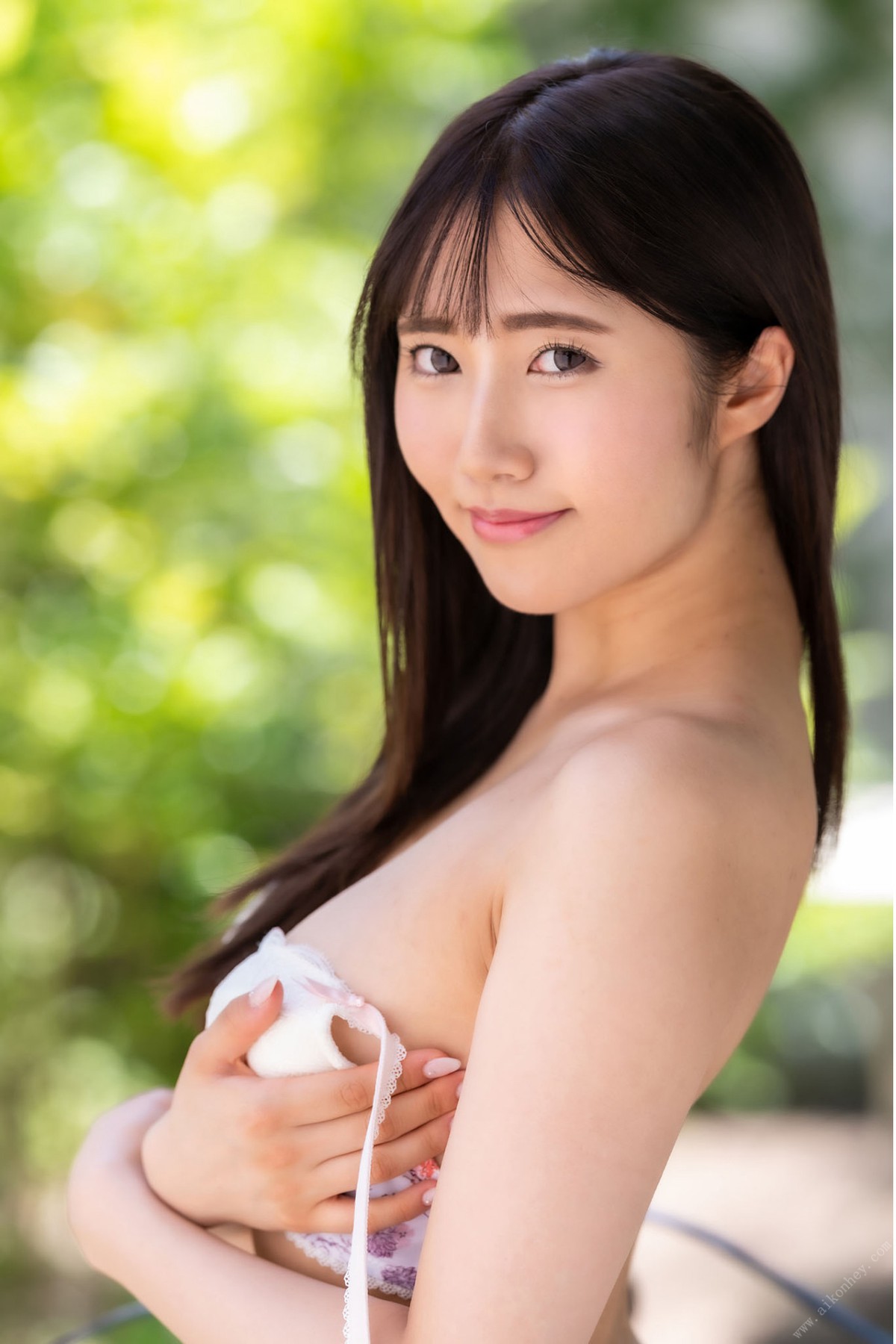 Photobook 2020 11 20 Amiri Saito 斎藤あみり Prestige Pose Message 01 0021 6806538711.jpg