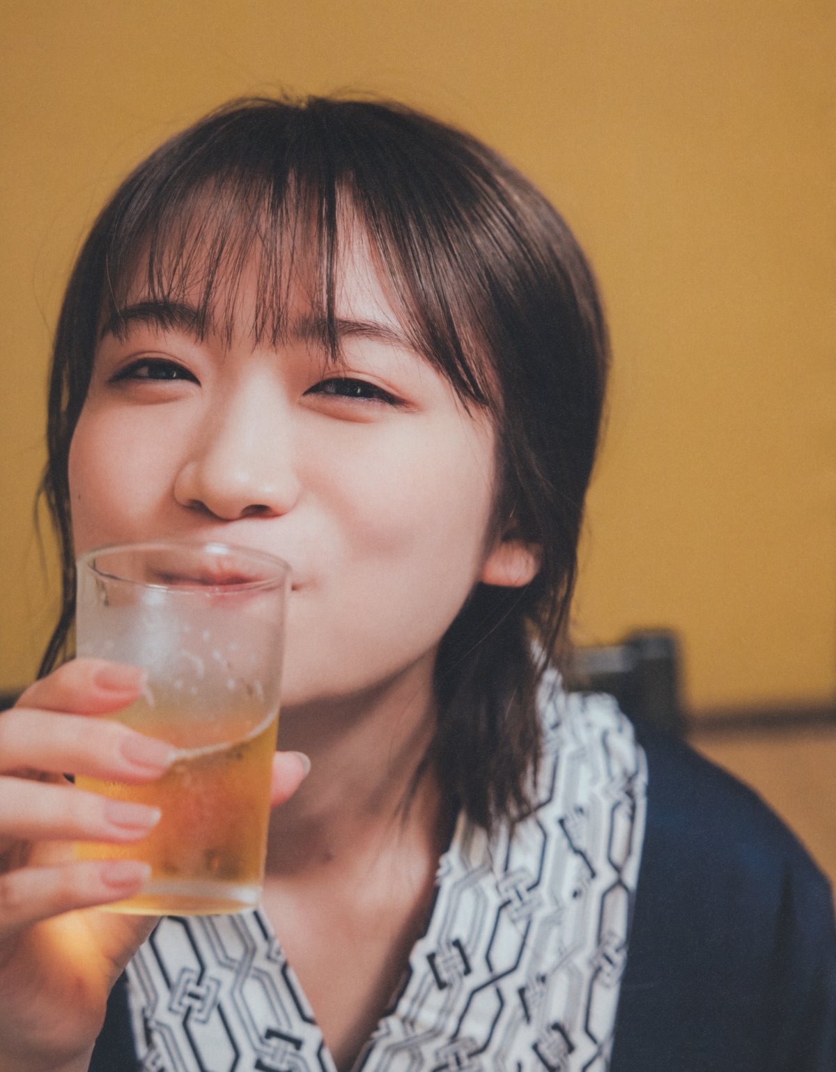 Photobook 2023 02 21 Manatsu Akimoto 秋元真夏 Graduation Commemorative Photo Book 0060 2283065743.jpg