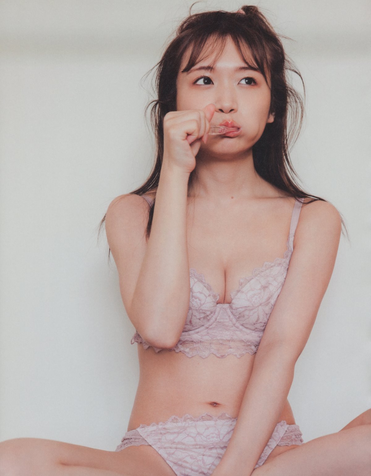 Photobook 2023 02 21 Manatsu Akimoto 秋元真夏 Graduation Commemorative Photo Book 0029 2882999810.jpg