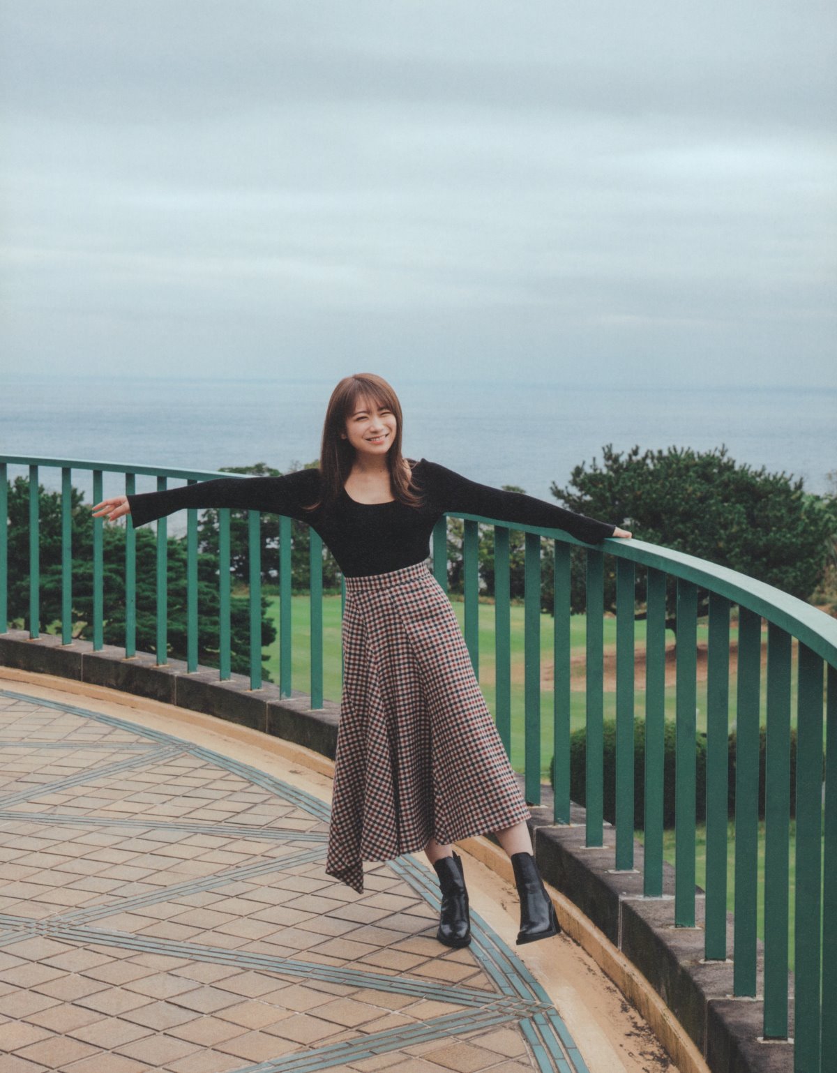 Photobook 2023 02 21 Manatsu Akimoto 秋元真夏 Graduation Commemorative Photo Book 0108 7990049385.jpg