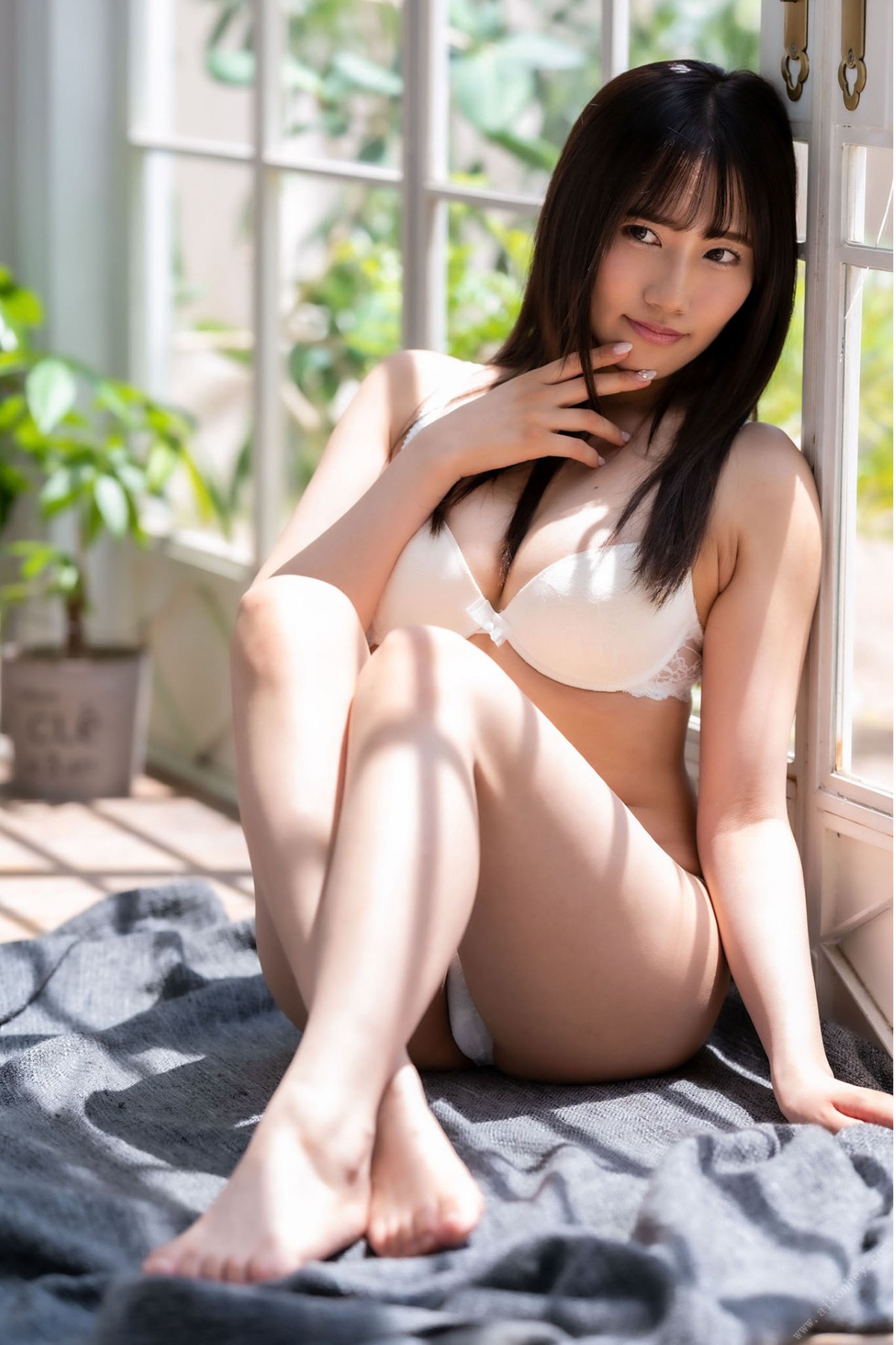 Photobook 2020 11 20 Amiri Saito 斎藤あみり Prestige Pose Message 01 0029 8147406568.jpg