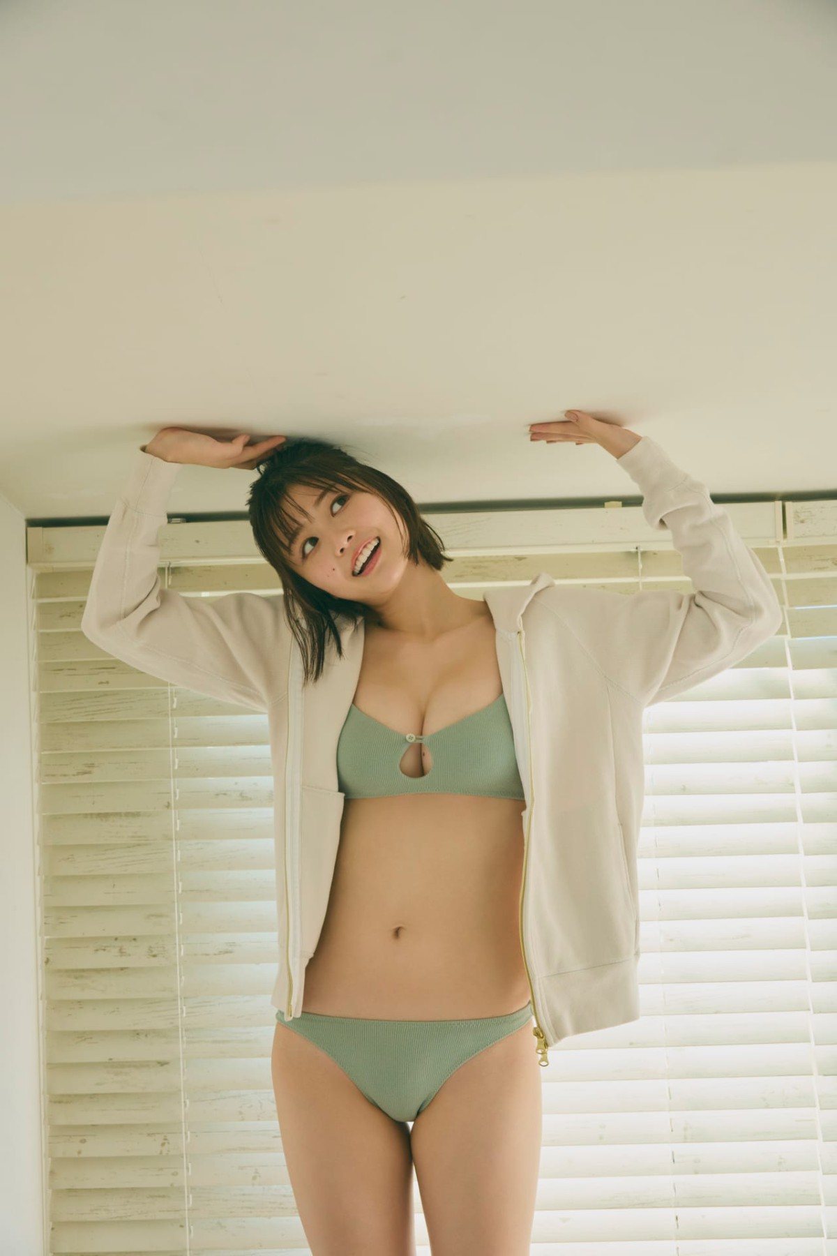 FRIDAY 2023 02 09 Yuzuha Saeki 冴木柚葉 Monthly Girl 021 0031 1592978282.jpg