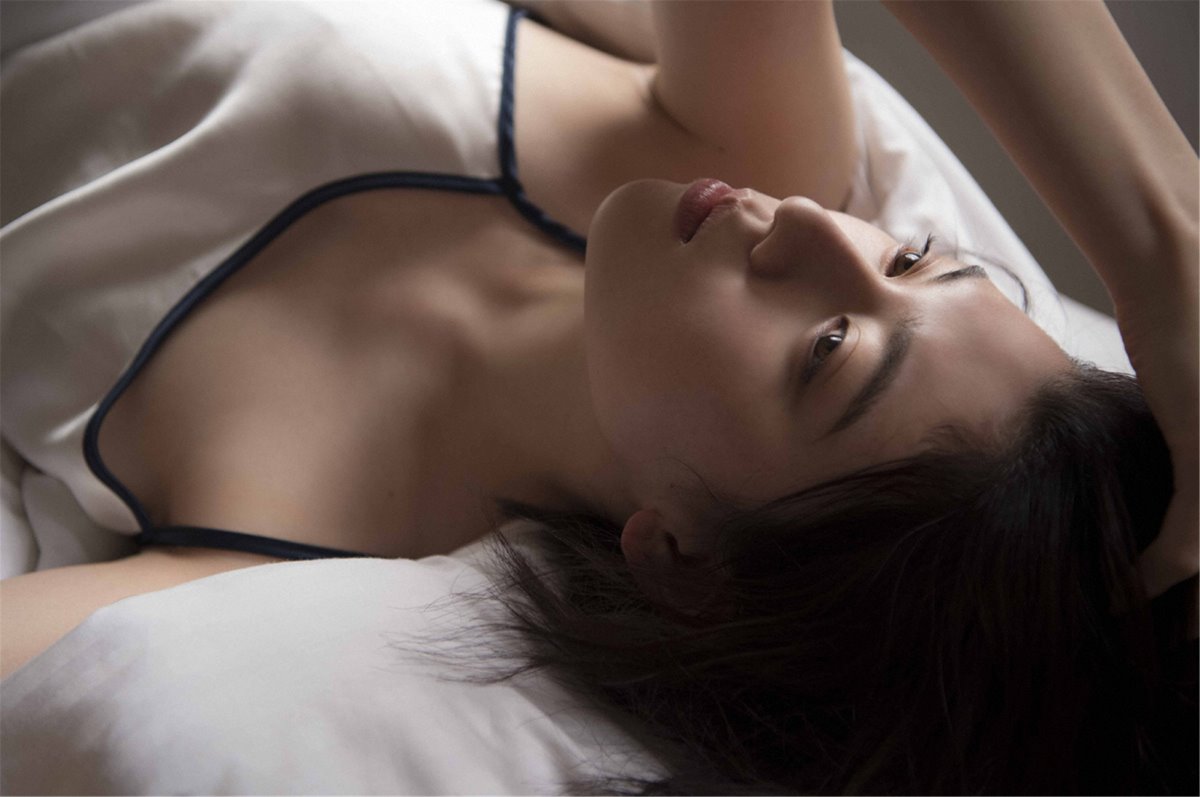 Photobook 2018 04 15 Ayaka Miyoshi 三吉彩花 Across The Sky 0042 6511350217.jpg