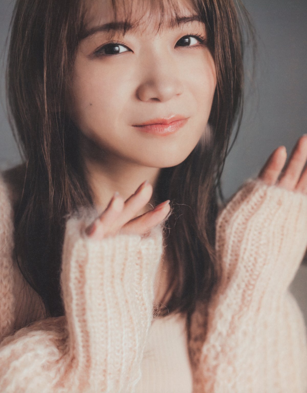 Photobook 2023 02 21 Manatsu Akimoto 秋元真夏 Graduation Commemorative Photo Book 0036 4888639256.jpg