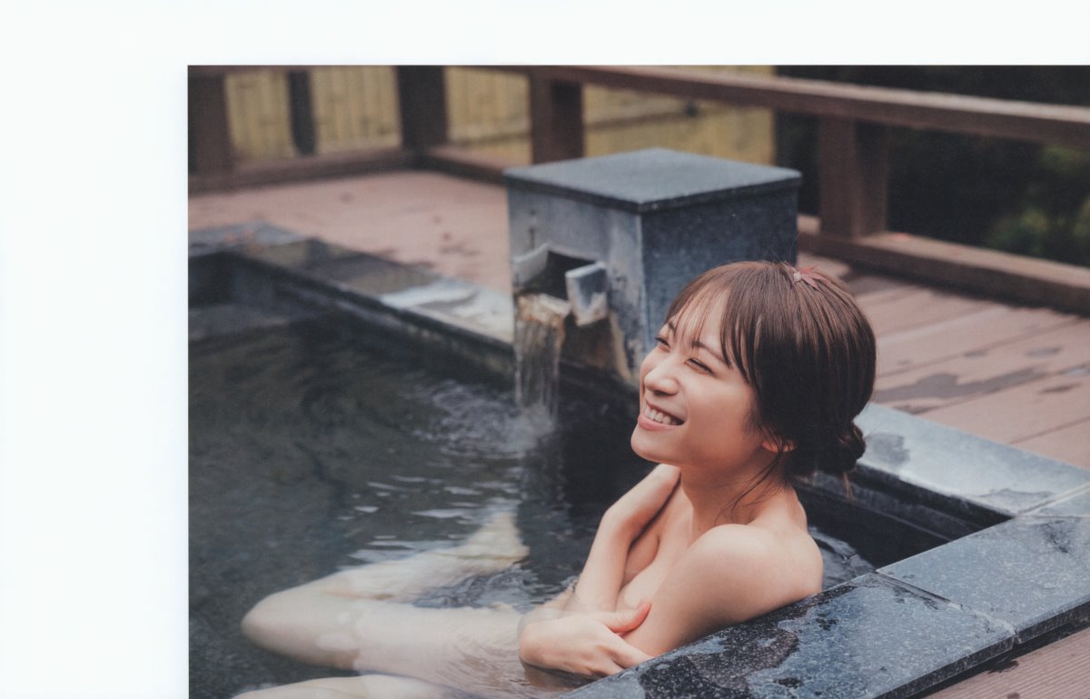 Photobook 2023 02 21 Manatsu Akimoto 秋元真夏 Graduation Commemorative Photo Book 0048 3272709737.jpg