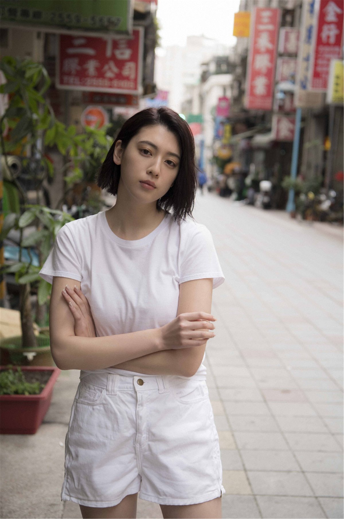Photobook 2018 04 15 Ayaka Miyoshi 三吉彩花 Across The Sky 0063 9083225423.jpg
