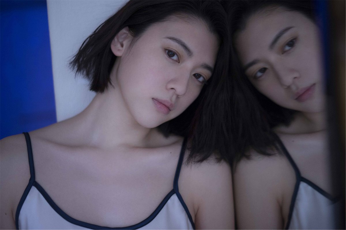 Photobook 2018 04 15 Ayaka Miyoshi 三吉彩花 Across The Sky 0052 7717036886.jpg