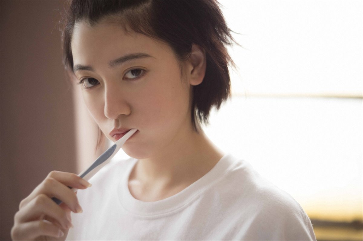 Photobook 2018 04 15 Ayaka Miyoshi 三吉彩花 Across The Sky 0024 1936087253.jpg