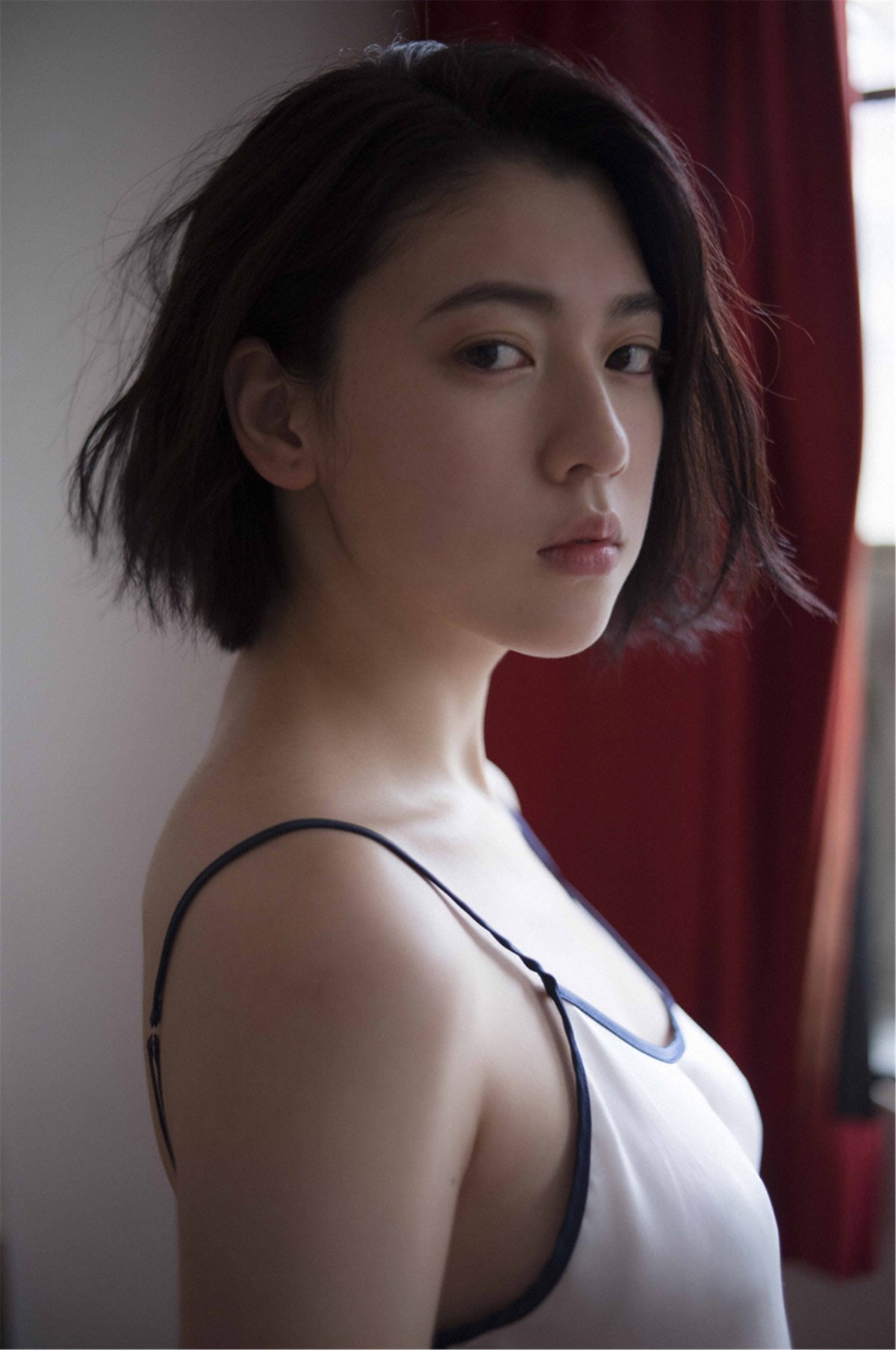 Photobook 2018 04 15 Ayaka Miyoshi 三吉彩花 Across The Sky 0036 3673448024.jpg