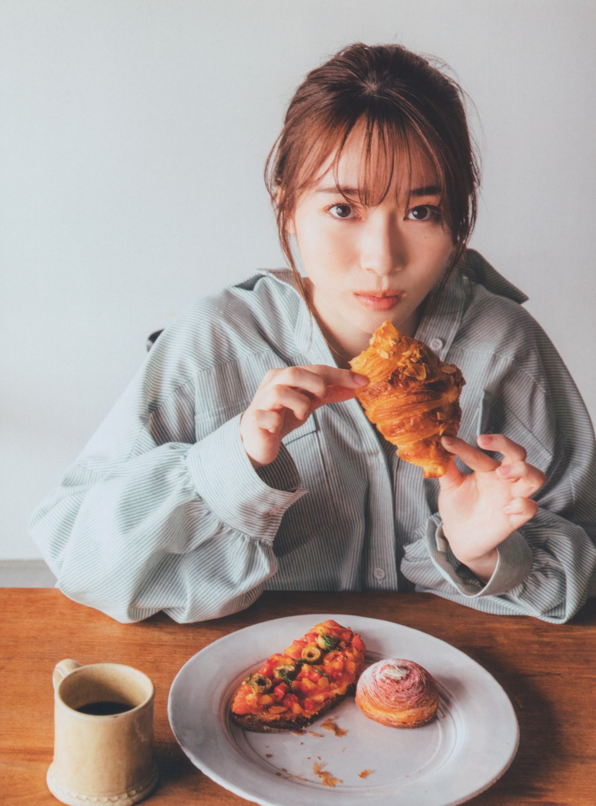 Photobook 2022 08 23 Rena Moriya 守屋麗奈 1st Photobook Egao No Guu Choki Paa 0138 4003400707.jpg