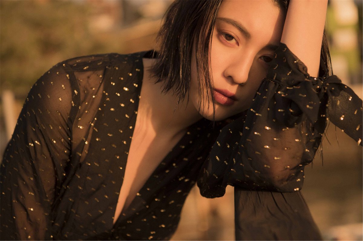 Photobook 2018 04 15 Ayaka Miyoshi 三吉彩花 Across The Sky 0055 0390377058.jpg