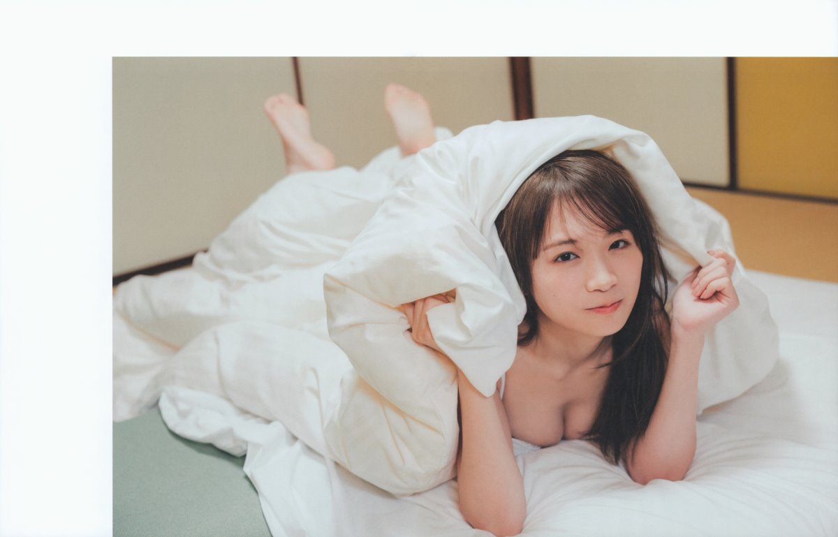 Photobook 2023 02 21 Manatsu Akimoto 秋元真夏 Graduation Commemorative Photo Book 0056 6665260528.jpg