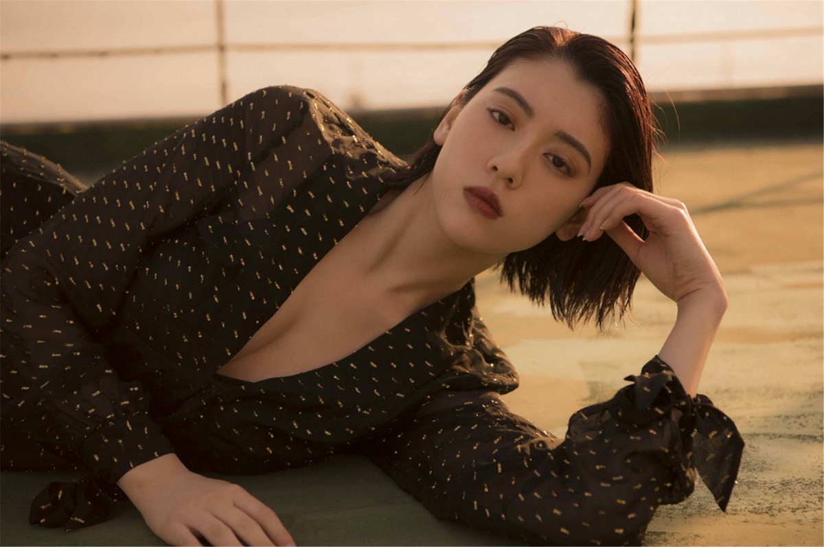 Photobook 2018 04 15 Ayaka Miyoshi 三吉彩花 Across The Sky 0053 4256998789.jpg