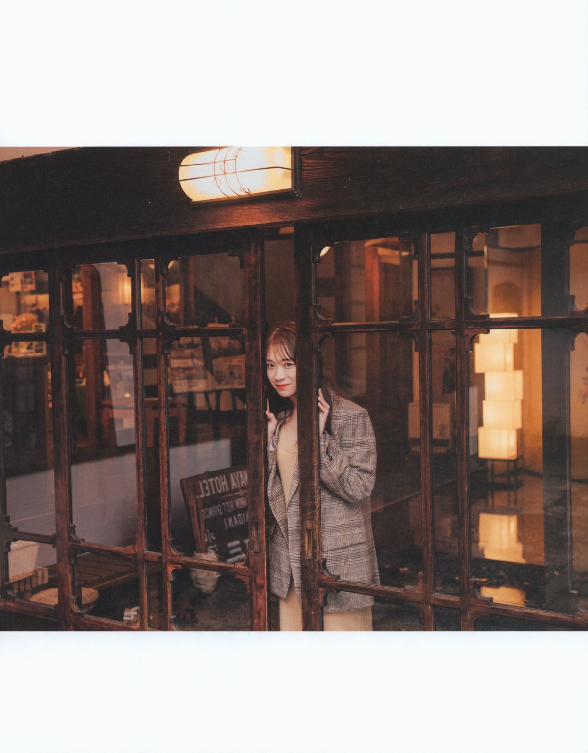 Photobook 2023 02 21 Manatsu Akimoto 秋元真夏 Graduation Commemorative Photo Book 0040 4238351754.jpg