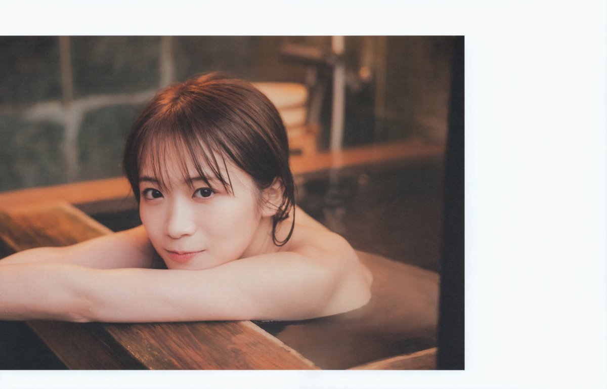 Photobook 2023 02 21 Manatsu Akimoto 秋元真夏 Graduation Commemorative Photo Book 0051 3399520713.jpg