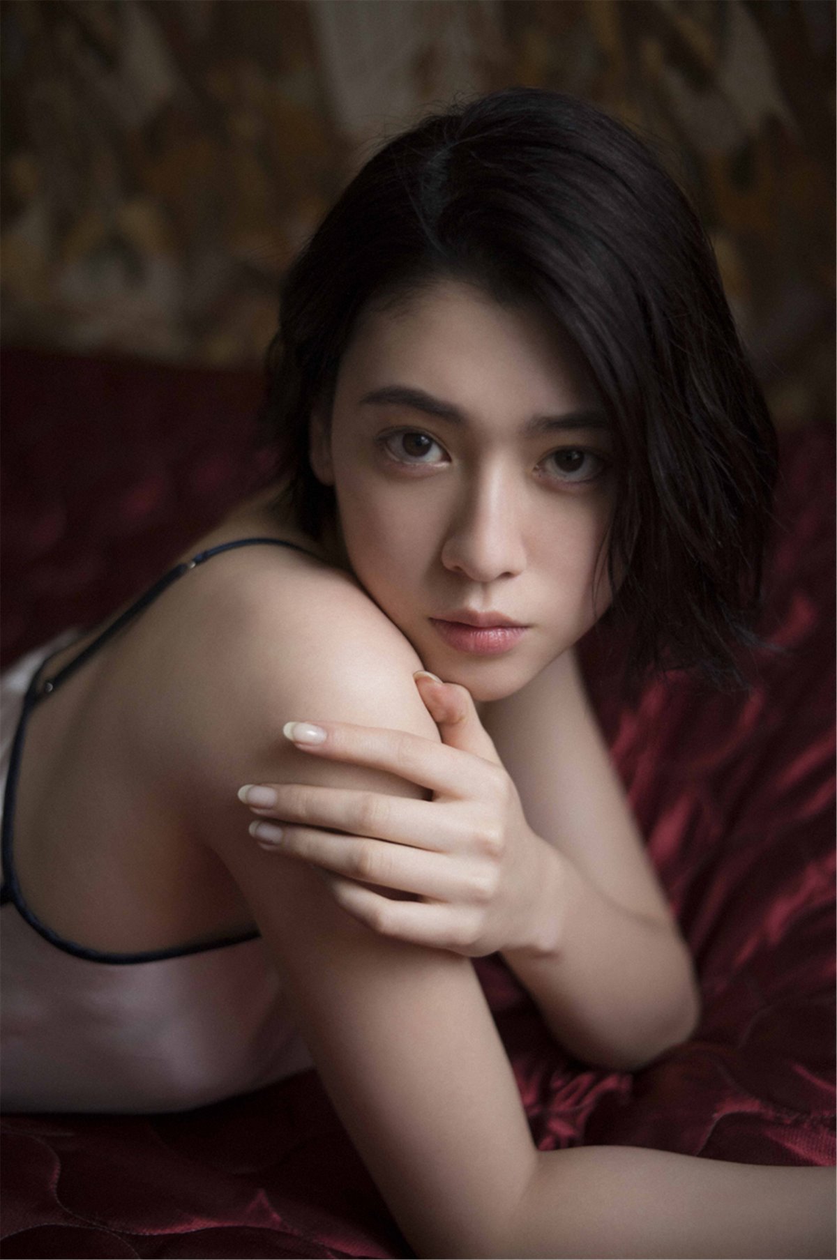Photobook 2018 04 15 Ayaka Miyoshi 三吉彩花 Across The Sky 0031 4306935816.jpg