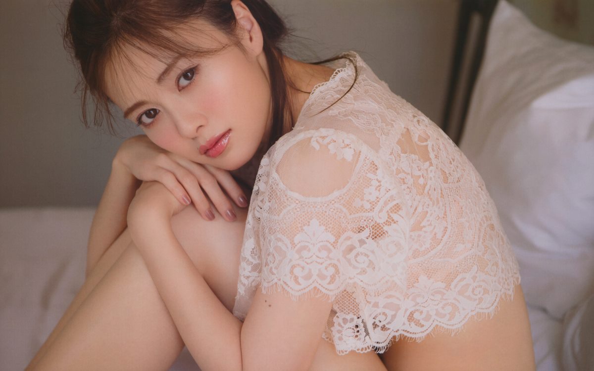 Photobook 白石麻衣写真集 パスポート 乃木坂46卒業記念 限定カバー版Amazon co jp限定ポストカード付 0074 1310778896.jpg