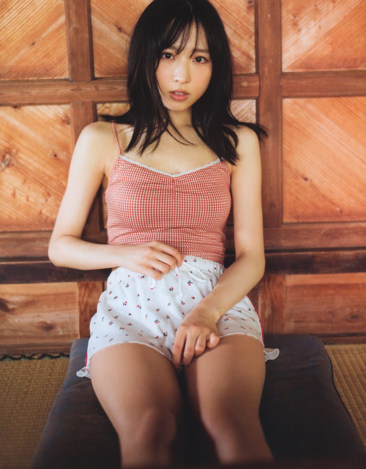 Photobook Yui Oguri 小栗有以 1st Photobook From the day I met you 君と出逢った日から 2022 01 18 0072 2170800304.jpg