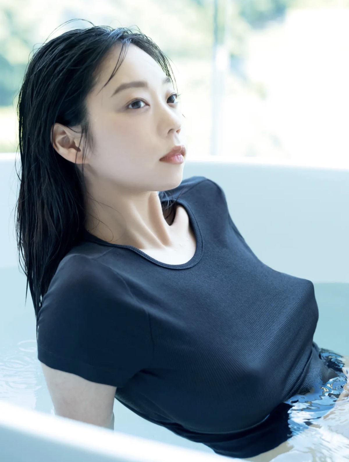 FRIDAY 2022 12 15 Hikaru Aoyama 青山ひかる Completely Unreleased Bust Top 0008 8209726904.jpg