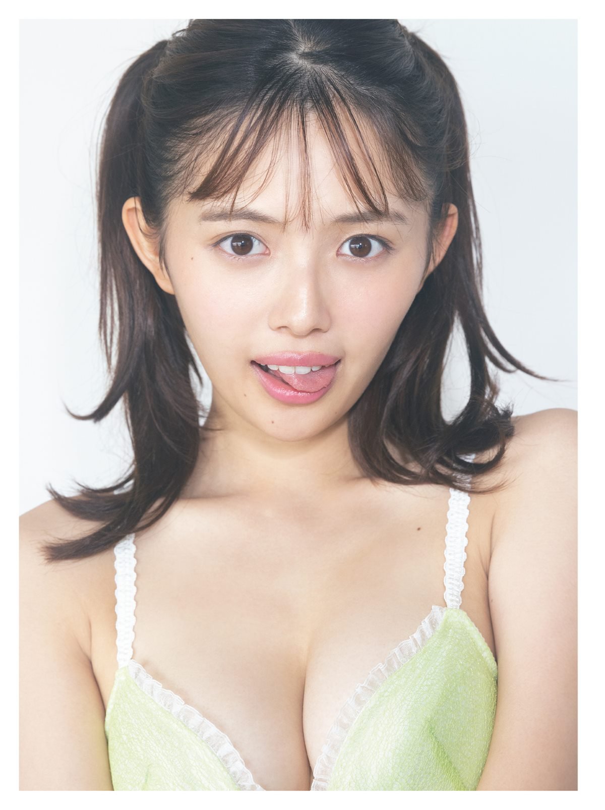 Photobook Hinami Mori 森日菜美 1st Photobook Lots of Mori もりだくさん 2022 02 23 B 0002 0502735789.jpg