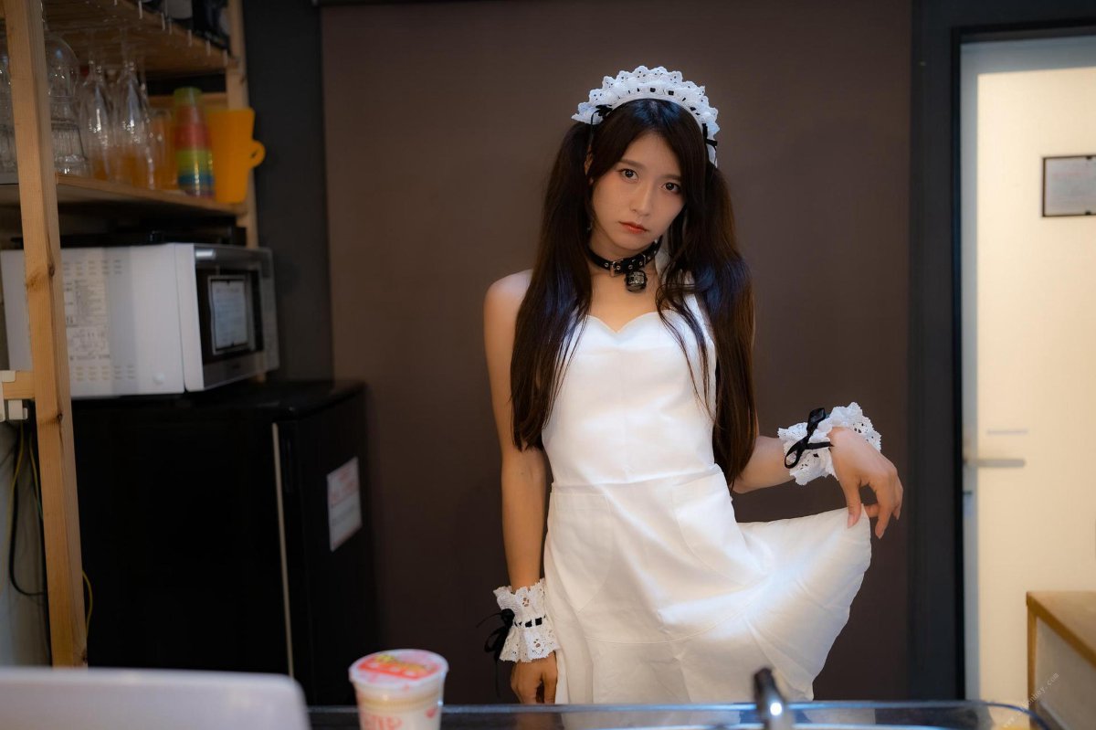 Photobook Aimi あいみ The maid who suddenly came to my house has no motivation 僕の家に突然やって来たメイドは、全くやる気がない 2021 10 15 A 0040 1101251327.jpg