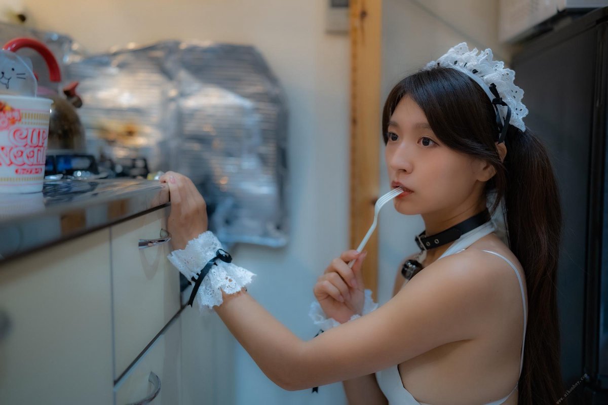 Photobook Aimi あいみ The maid who suddenly came to my house has no motivation 僕の家に突然やって来たメイドは、全くやる気がない 2021 10 15 A 0066 8679998599.jpg