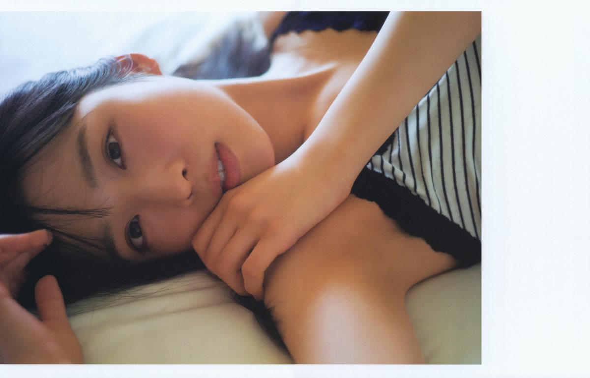 Photobook Yui Oguri 小栗有以 1st Photobook From the day I met you 君と出逢った日から 2022 01 18 0005 5957231565.jpg