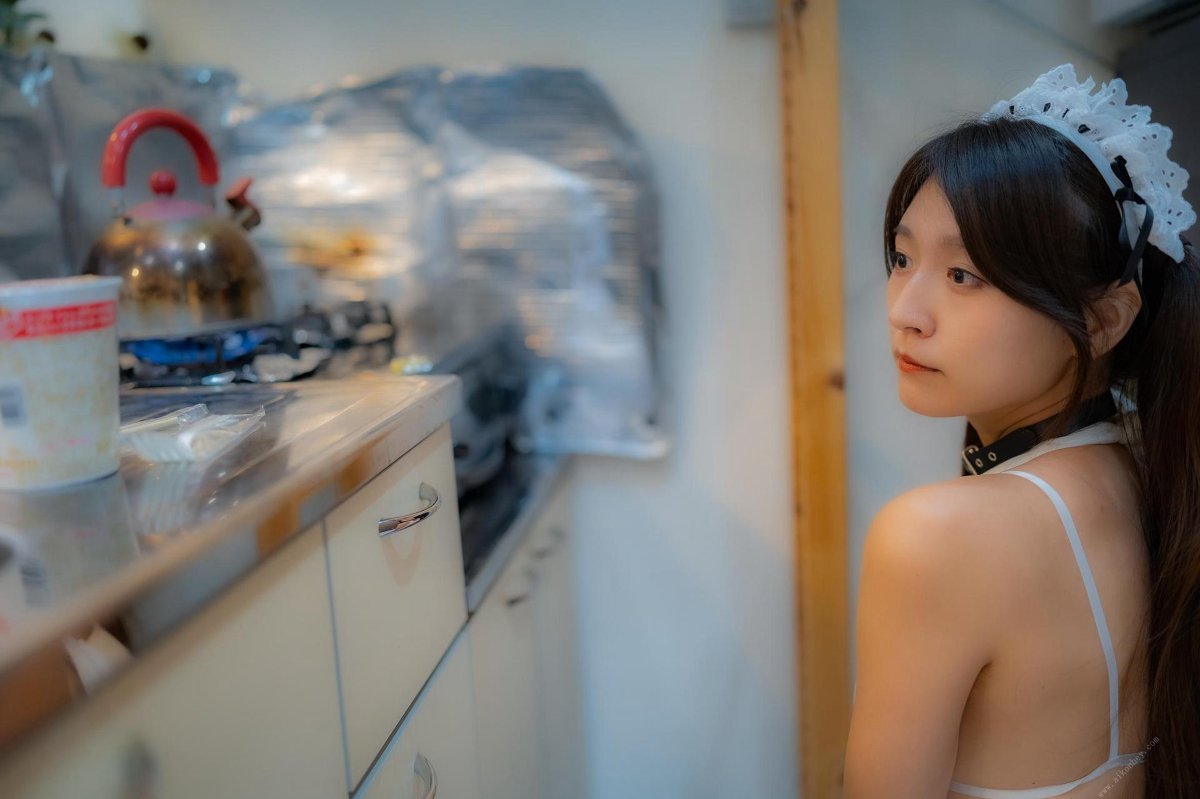 Photobook Aimi あいみ The maid who suddenly came to my house has no motivation 僕の家に突然やって来たメイドは、全くやる気がない 2021 10 15 A 0053 0700190339.jpg