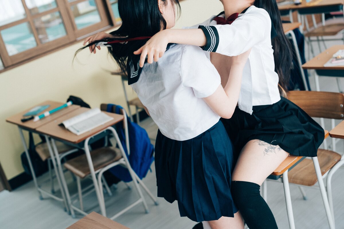 Loozy Zia 지아 x Sonson 손손 Bitch Academy Hard B 0086 8390957723.jpg